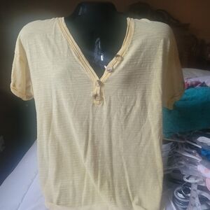 New Directions Yellow Short Sleeve Tee V-Neck